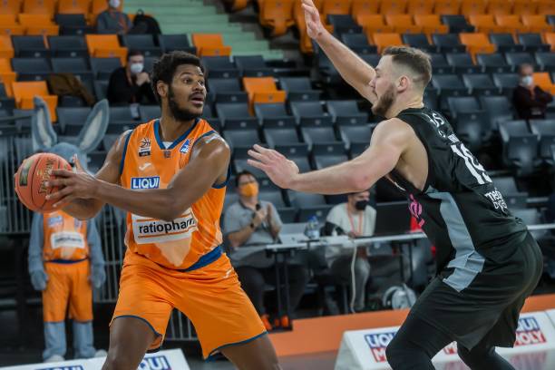 踩踏对手腹 踩踏对手腹